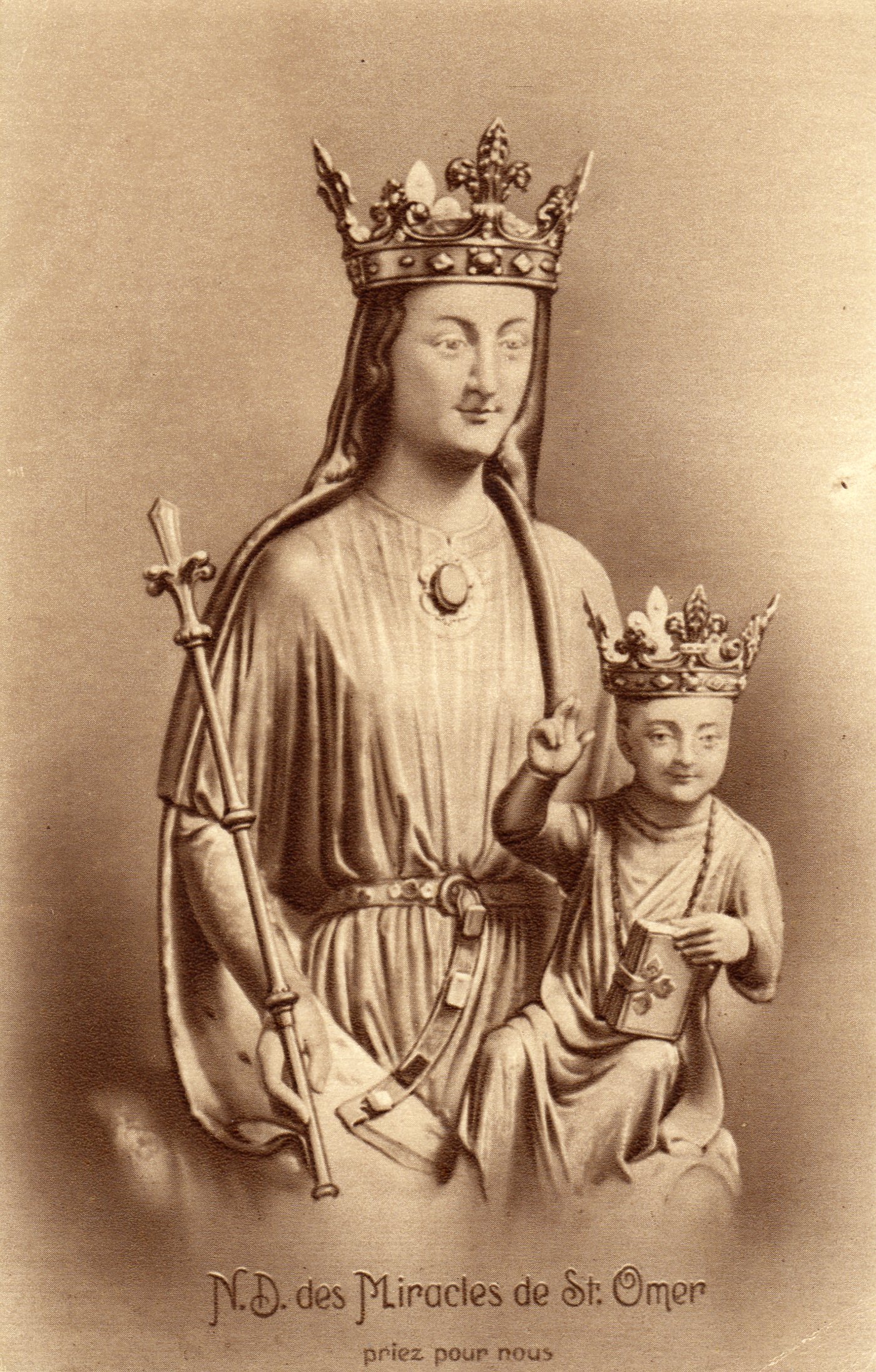Cette statue à été vénérée jusqu'en1785 dans une chapelle sur la Grande place. Elle est honorée depuis 1219 par les habitants de St Omer et ses environs. Chaque année au mois de septembre une neuvaine regroupe de nombreux pélerins.